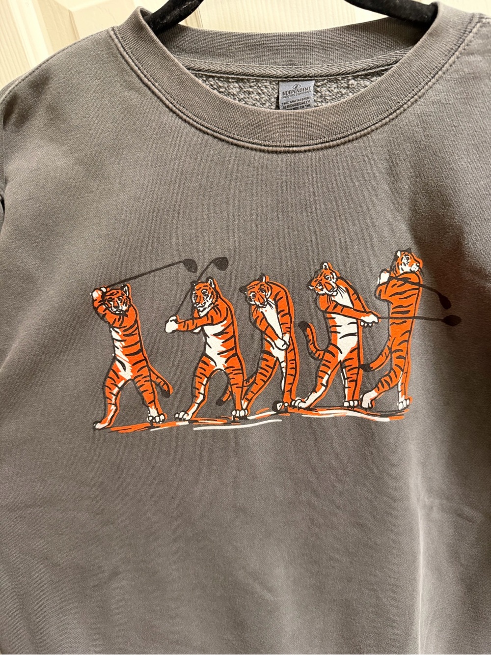 Crewneck Sweatshirt with “Tiger swing” Golf Graphic
